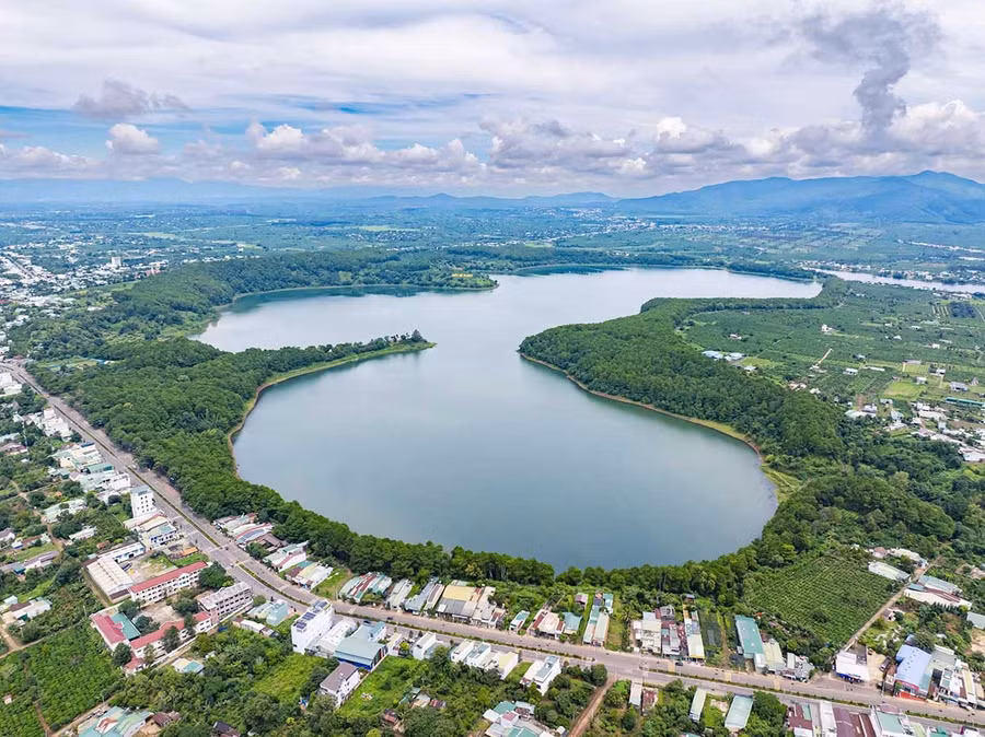Biển Hồ - “đôi mắt Pleiku” là điểm đến giúp du khách cảm nhận nhịp sống và không gian sinh thái đặc trưng của cao nguyên Gia Lai. Ảnh: Dũng Nhân