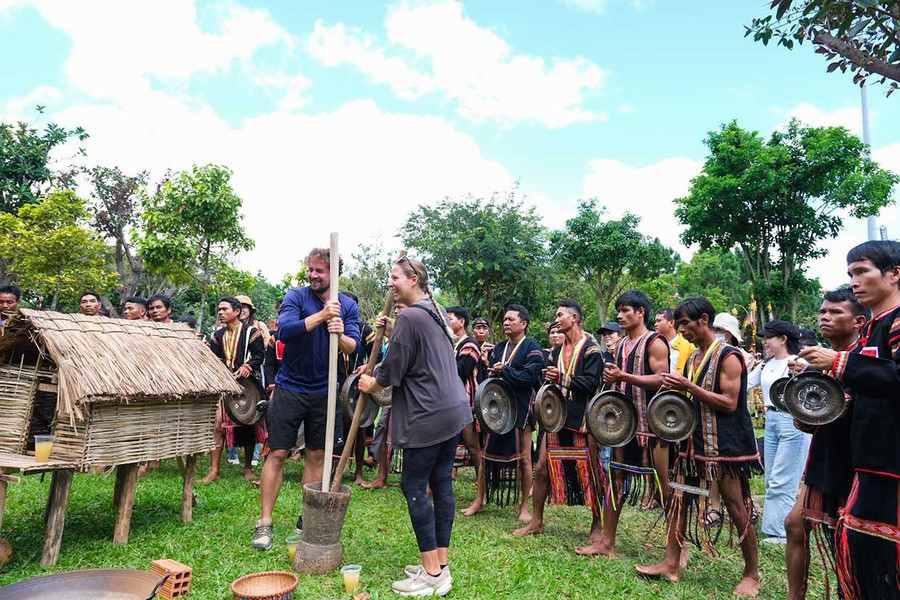 Du khách quốc tế thích thú với lễ hội trình diễn cồng chiêng ở cao nguyên Gia Lai. Ảnh: Minh Châu