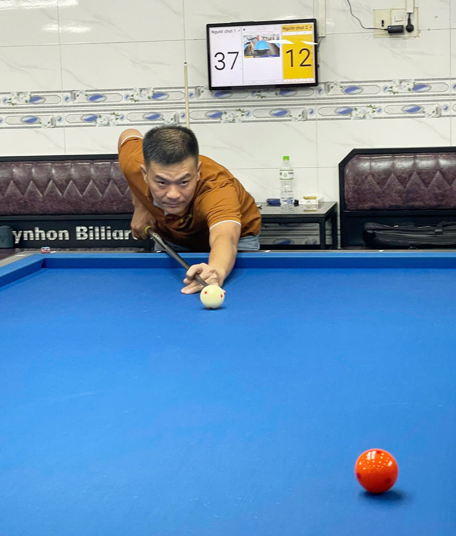 Cơ thủ Nguyễn Nhất Hòa tập luyện và giao lưu tại CLB Billiards Quy Nhơn chiều 17-3. Ảnh: Hoàng Quân