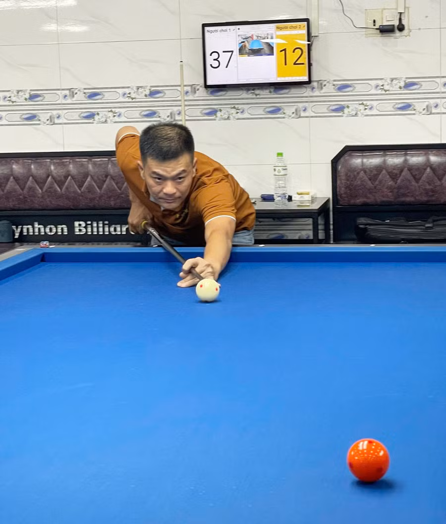 Cơ thủ Nguyễn Nhất Hòa tập luyện và giao lưu tại CLB Billiards Quy Nhơn chiều 17-3. Ảnh: Hoàng Quân