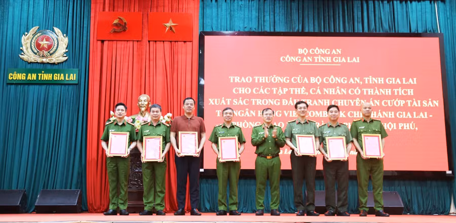 Đại tá Ngô Cự Vinh-Phó Giám đốc CA tỉnh (thứ ba từ phải sang) nhận thư khen của Bộ trưởng Bộ CA cho các tập thể, cá nhân có thành tích xuất sắc. Ảnh: Bảo Hân