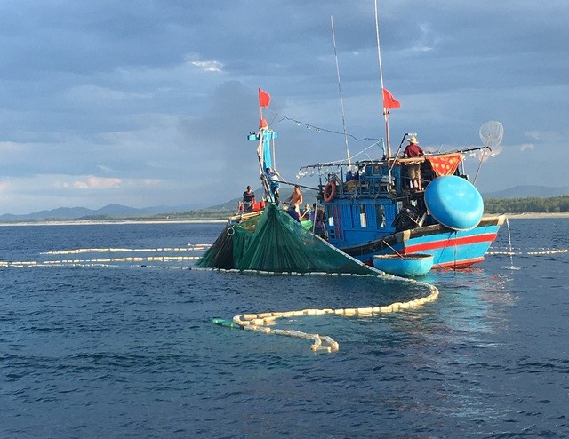 Tàu cá của ngư dân P.Trà Câu (Quảng Ngãi) hành nghề lưới mành trên biển. ẢNH: TRANG THY