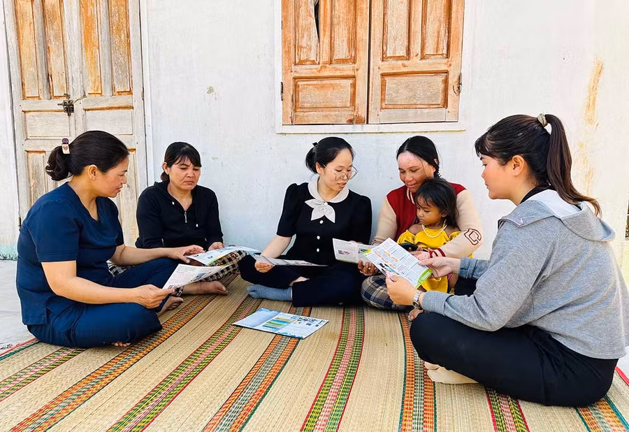 Nhiều phụ nữ ở làng Hà Lũy được cán bộ dân số Trạm Y tế xã Vân Canh tư vấn chăm sóc sức khỏe sinh sản và các biện pháp tránh thai. Ảnh: T.C