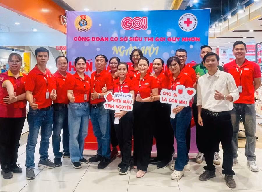 Nhân viên Siêu thị GO! Quy Nhơn hưởng ứng ngày hội hiến máu tình nguyện tại đơn vị. Ảnh: Ngọc Huy