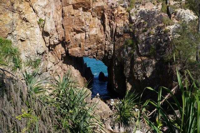 Quá trình phong hóa, tác động của thời gian và sóng biển đã đục một lỗ lớn trên vách đá tạo thành "cánh cổng" tự nhiên. ẢNH: ĐỨC NHẬT