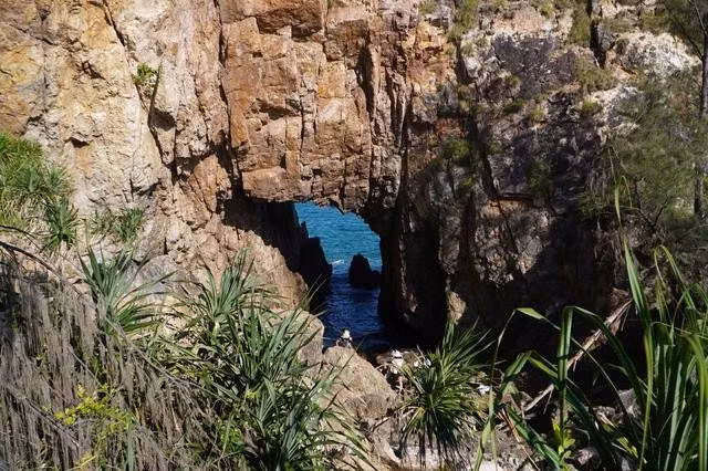 Quá trình phong hóa, tác động của thời gian và sóng biển đã đục một lỗ lớn trên vách đá tạo thành "cánh cổng" tự nhiên. ẢNH: ĐỨC NHẬT