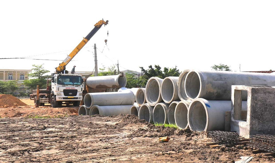 Công ty TNHH Xây dựng tổng hợp Minh Hiếu triển khai thi công hệ thống cấp, thoát nước trong khu TĐC Kiên Long (xã Bình An). Ảnh: T.Sỹ