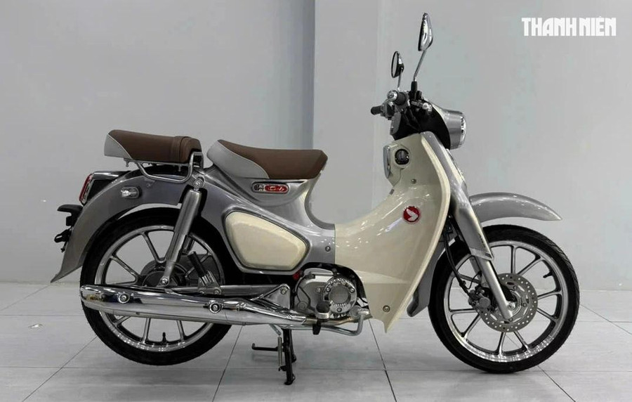 Sau hơn 2 tháng được hãng xe Nhật Bản trình làng tại Thái Lan, mới đây những chiếc Honda Super Cub C125 đầu tiên thuộc phiên bản mới 2026 vừa gia nhập thị trường Việt Nam. Lô xe này do Cub House - một đơn vị chuyên kinh doanh mô tô xe máy nhập khẩu tại TP.HCM nhập về phân phối, trong bối cảnh Honda Việt Nam (HVN) vẫn đang phân phối các phiên bản cũ thuộc đời 2025. Ảnh: B.H