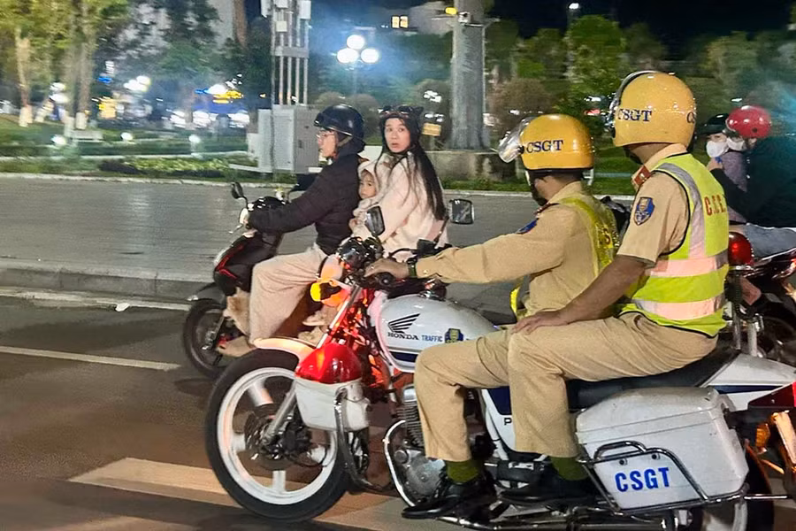 Lực lượng Cảnh sát giao thông tăng cường tuần tra tại các tuyến đường trung tâm đô thị Quy Nhơn để đảm bảo giao thông an toàn và thông suốt trong dịp lễ khai mạc Năm Du lịch Quốc gia - Gia Lai 2026.