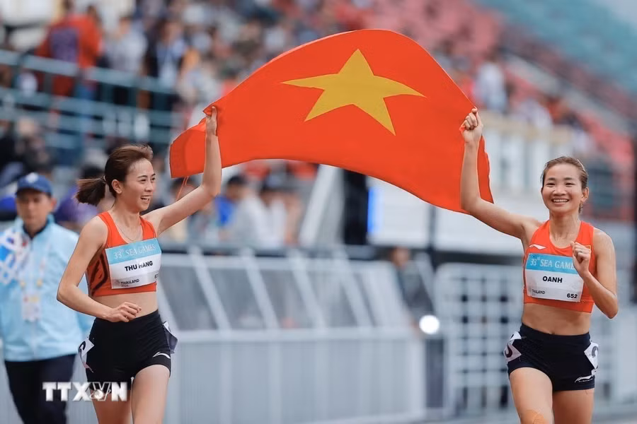 Nguyễn Thị Oanh (phải) xuất sắc giành HCV và Đoàn Thu Hằng giành HCB nội dung 3.000m vượt chướng ngại vật nữ tại SEA Games 33. (Ảnh: Minh Quyết/TTXVN)