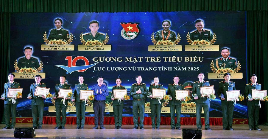Bộ Chỉ huy Quân sự tỉnh tuyên dương 10 gương mặt trẻ tiêu biểu trong lực lượng vũ trang tỉnh năm 2025. Ảnh: H.P