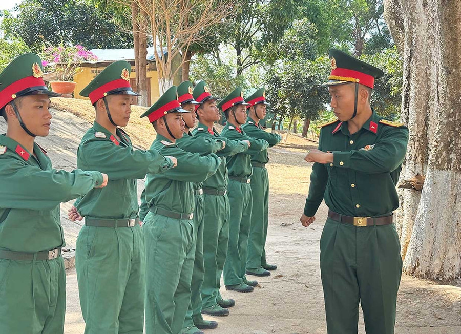 Thượng úy Lê Tuấn Vũ huấn luyện chiến sĩ mới. Ảnh: Phan Anh