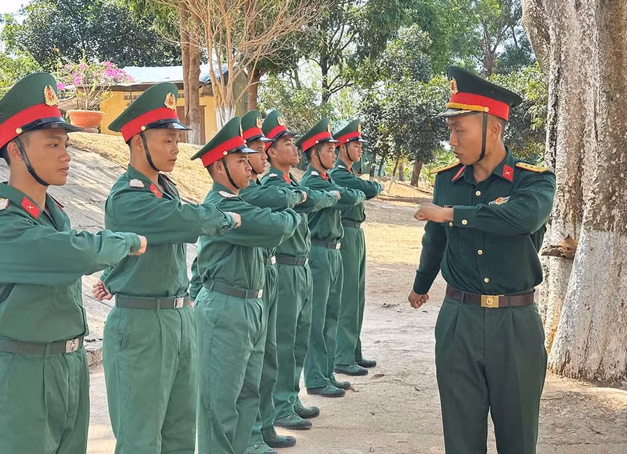 Thượng úy Lê Tuấn Vũ huấn luyện chiến sĩ mới. Ảnh: Phan Anh