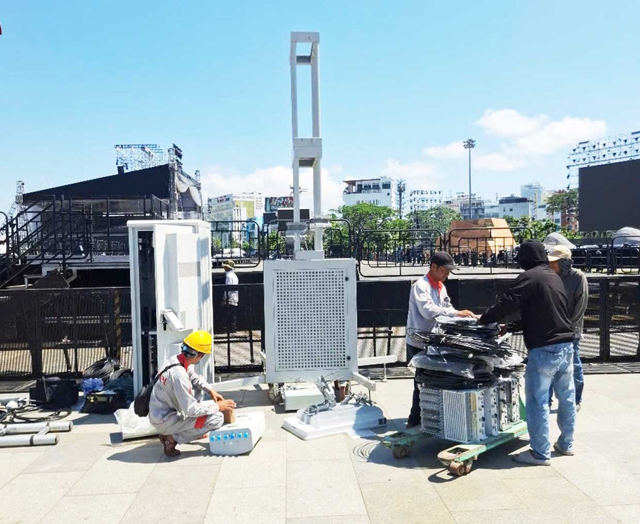 Nhân viên kỹ thuật Viettel Gia Lai lắp đặt bổ sung các trạm phát sóng 4G và 5G xung quanh khu vực Quảng trường Nguyễn Tất Thành (phường Quy Nhơn). Ảnh: Trọng Lợi