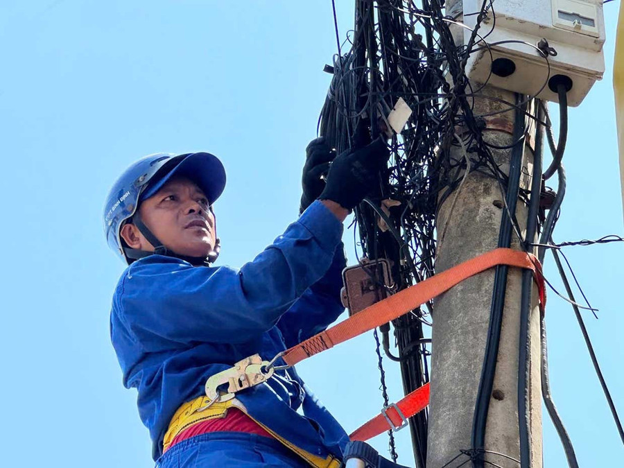 VNPT Gia Lai bố trí nhân viên kỹ thuật bó gọn, thu hồi cáp không sử dụng ở các tuyến đường nội thị phường Quy Nhơn. Ảnh: Trọng Lợi