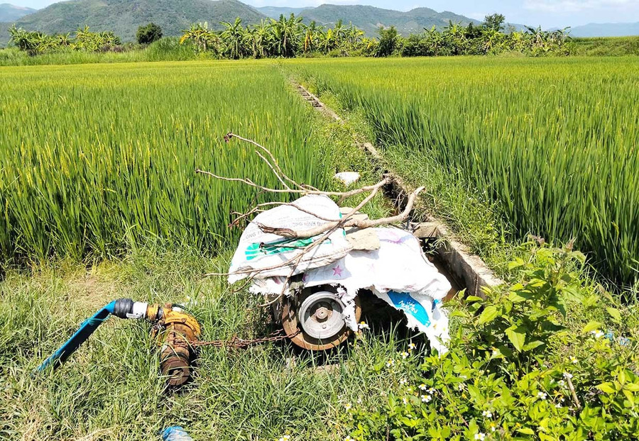 Dù chưa vào cao điểm mùa khô nhưng người dân ở thôn Tiên An đã sử dụng máy bơm để phục vụ tưới nước cho cây lúa và hoa màu. Ảnh: V.L