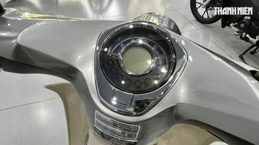 Bên cạnh đó, Honda Super Cub C125 2026 vẫn có sẵn những trang bị tính năng tiện ích như hệ thống đèn pha, đèn hậu, đèn xi-nhan, định vị đều dùng công nghệ đèn LED, đồng hồ LCD kỹ thuật số dạng tròn và hệ thống khóa thông minh Smart Key. Những chiếc Super Cub C125 2026 về Việt nam lần này đều được trang bị yên đôi bọc da, sẵn sàng đáp ứng nhu cầu sử dụng hàng ngày