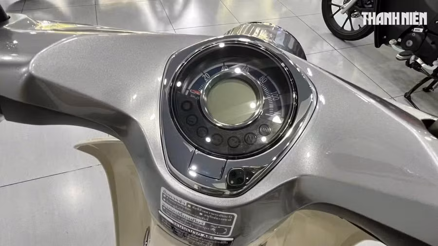 Bên cạnh đó, Honda Super Cub C125 2026 vẫn có sẵn những trang bị tính năng tiện ích như hệ thống đèn pha, đèn hậu, đèn xi-nhan, định vị đều dùng công nghệ đèn LED, đồng hồ LCD kỹ thuật số dạng tròn và hệ thống khóa thông minh Smart Key. Những chiếc Super Cub C125 2026 về Việt nam lần này đều được trang bị yên đôi bọc da, sẵn sàng đáp ứng nhu cầu sử dụng hàng ngày