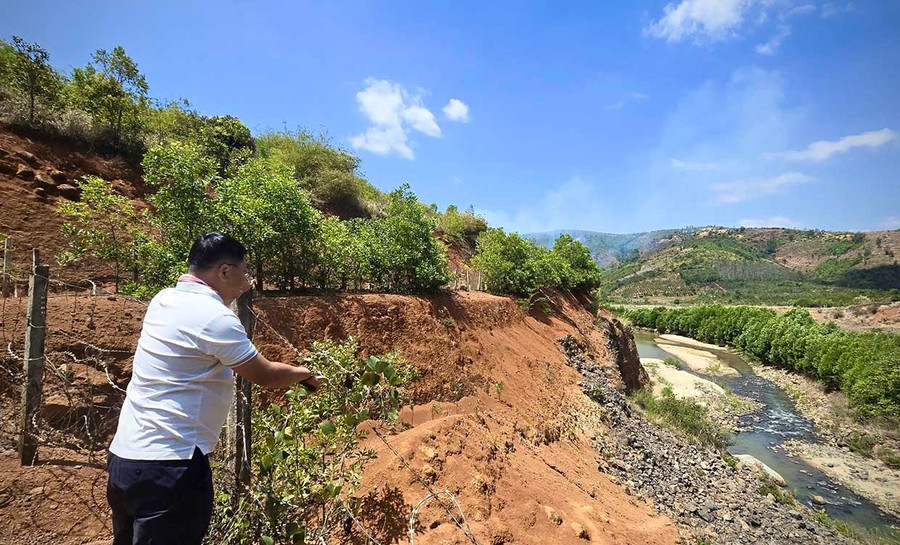 Tuyến đường liên xã Hra - Lơ Pang hiện cách khu vực mỏ đá chỉ khoảng 1 m, mặt đường gần mép vực sâu hơn 20 mét và đã xuất hiện tình trạng sạt lở. Ảnh: M.P