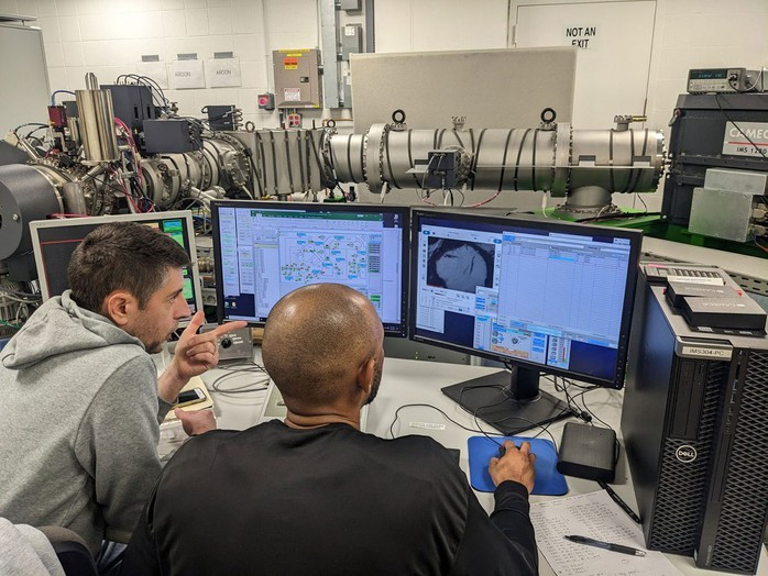 Các nhà nghiên cứu đang xem xét mẫu vật liệu núi lửa Mặt Trăng - Ảnh: ĐẠI HỌC BROWN