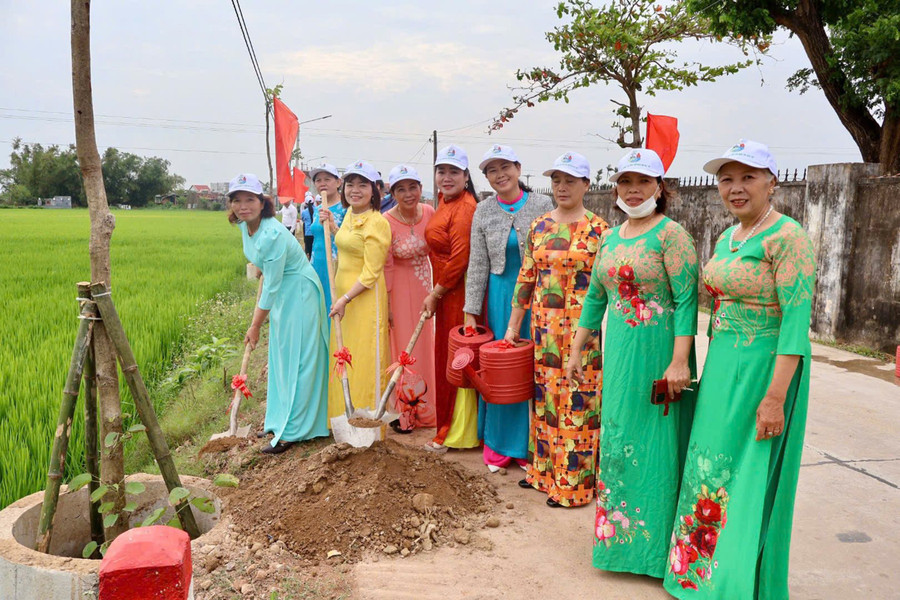 Hội Liên hiệp phụ nữ xã Tuy Phước Bắc tổ chức trồng cây xanh ở xã. Ảnh: H.Y