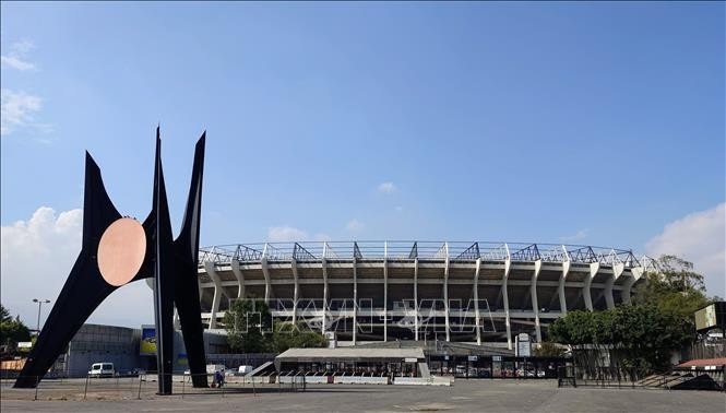 Người hâm mộ được lưu trú qua đêm miễn phí ngay bên trong Sân vận động Estadio Azteca tại thủ đô Mexico City vào ngày 5-4.
