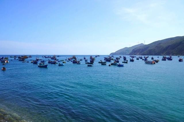 Nơi neo đậu tàu thuyền của ngư dân bên Mũi Vĩ Rồng. ẢNH: ĐỨC NHẬT