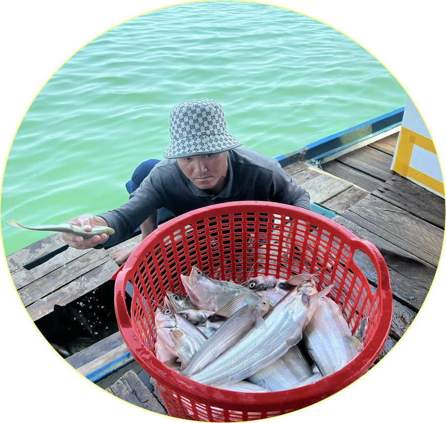 Người dân cân từng mẻ cá vừa đánh bắt để đem bán. Ảnh: Đồng Lai