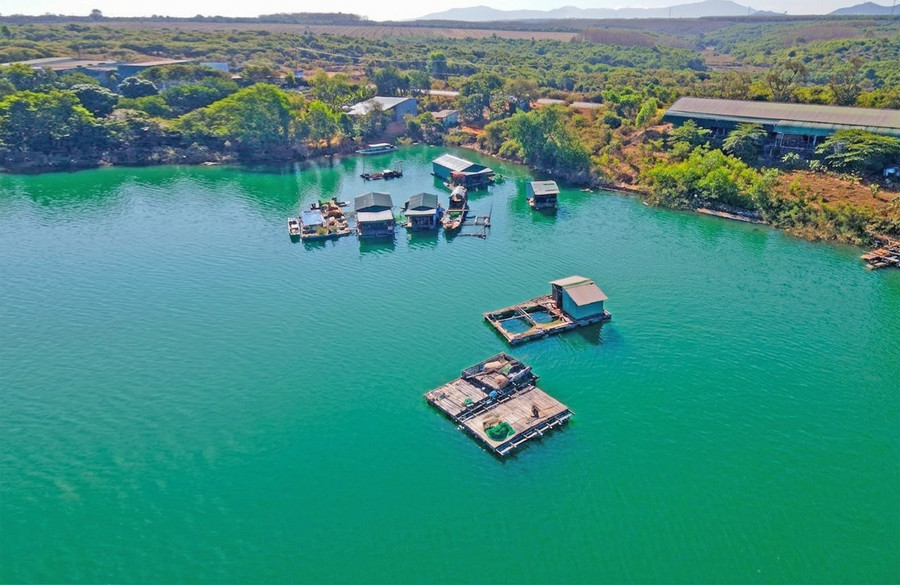 Xóm chài được hình thành từ những nhà bè nhỏ lênh đênh trên lòng hồ thủy điện Sê San. Ảnh: Đồng Lai