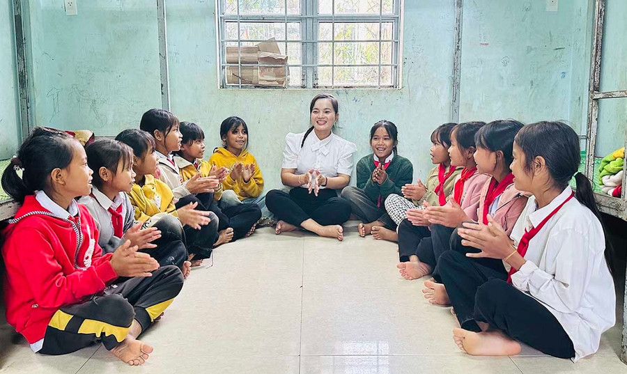 Giáo viên Trường Tiểu học Lê Văn Tám cùng sinh hoạt với các học sinh tại khu nội trú. Ảnh: T.C