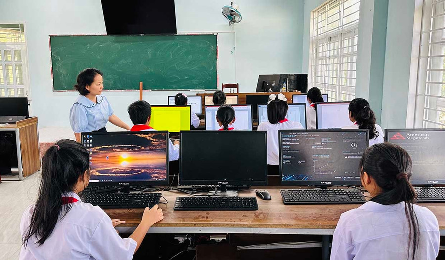 Học sinh Trường Phổ thông Dân tộc bán trú THCS An Lão học môn Tin học với thiết bị hiện đại. Ảnh: T.C