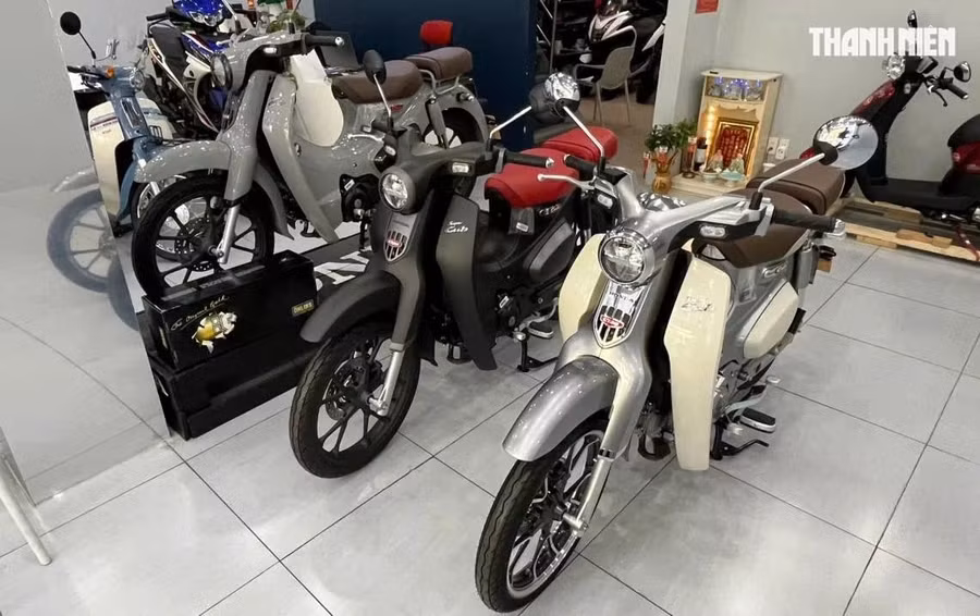 Trao đổi với PV Thanh Niên, đại diện đơn vị nhập khẩu mẫu xe này cho biết: 'Honda Super Cub C125 2026 thuộc phiên bản mới nhất vừa ra mắt hồi tháng 1.2026. Mẫu xe này nhập khẩu nguyên chiếc từ thị trường Thái Lan, có một số thay đổi nhỏ so với các phiên bản trước đây'. Ảnh: B.H