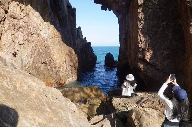 Cánh cổng tự nhiên trên vách đá thu hút giới trẻ đến check-in. ẢNH: ĐỨC NHẬT