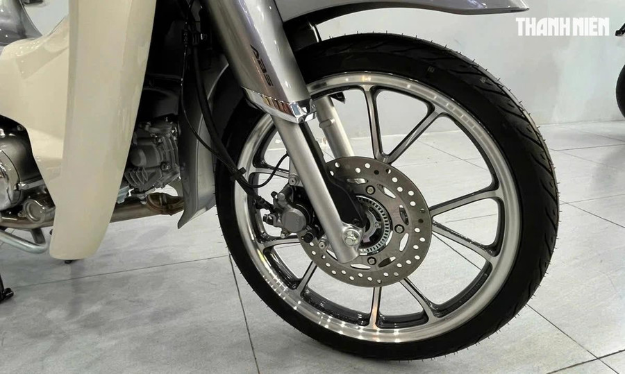 Ngoài ra, một sự cải tiến đáng chú ý trên Honda Super Cub C125 2026 so với phiên bản cũ đến từ hệ thống phanh. Theo đó, Super Cub C125 2026 được bổ sung hệ thống chống bó cứng phanh ABS trên bánh trước. Đây là trang bị trước đây chỉ có trên các phiên bản Super Cub C125 'Made in Japan' trong khi các phiên bản do HVN phân phối vẫn chưa có phanh ABS. Việc bổ sung trang bị này trên bản 2026 không chỉ giúp Honda Super Cub C125 'đáng đồng tiền bát gạo' hơn mà còn cải thiện đáng kể độ an toàn, đặc biệt khi di chuyển trong đô thị hoặc trên mặt đường trơn trượt. Ảnh: B.H