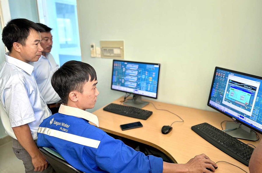 Công ty Cổ phần Cấp thoát nước Gia Lai ứng dụng công nghệ trong công tác quản lý và sản xuất. Ảnh: Hà Duy