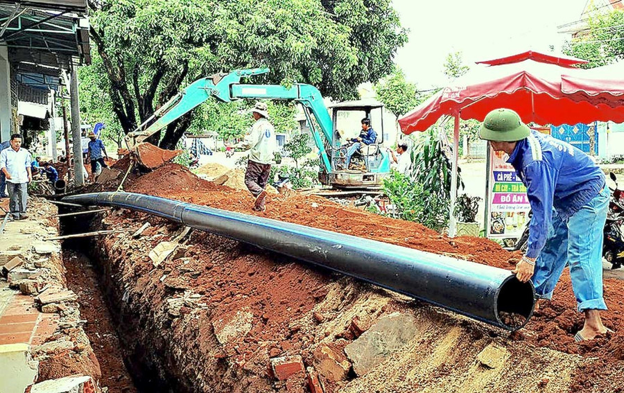 Lắp đặt hệ thống nước sinh hoạt tập trung tại phường An Phú. Ảnh: Quang Tấn