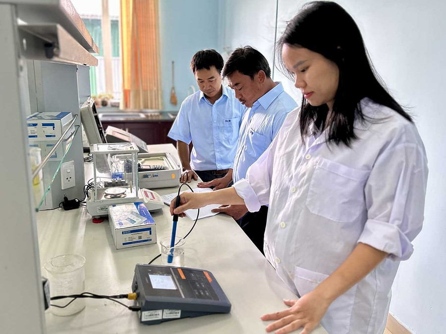 Công ty Cổ phần Cấp thoát nước Gia Lai trang bị nhiều thiết bị xét nghiệm nước hiện đại kiểm tra, giám sát chất lượng nguồn nước và nước đã qua xử lý. Ảnh: Hà Duy