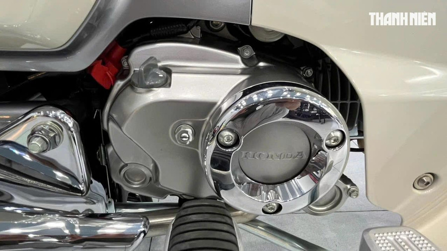 Honda Super Cub C125 2026 vẫn dùng động cơ xăng động cơ xăng 4 thì, SOHC, 2 van, xi-lanh đơn, dung tích 123cc làm mát bằng không khí, cho công suất tối đa 9,8 mã lực tại vòng tua máy 7.500 vòng/phút, mô-men xoắn cực đại 10 Nm tại 6.250 vòng/phút. Công suất được truyền qua hộp số 4 cấp. Mức tiêu hao nhiên liệu trung bình vào khoảng 1,5 lít/100 km. Ảnh: B.H