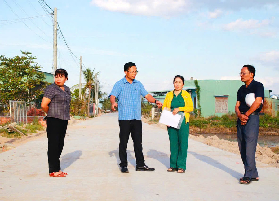 Trong suốt quá trình thi công các tuyến đường, cấp ủy, chính quyền địa phương thường xuyên sâu sát, kiểm tra. Ảnh: ĐVCC