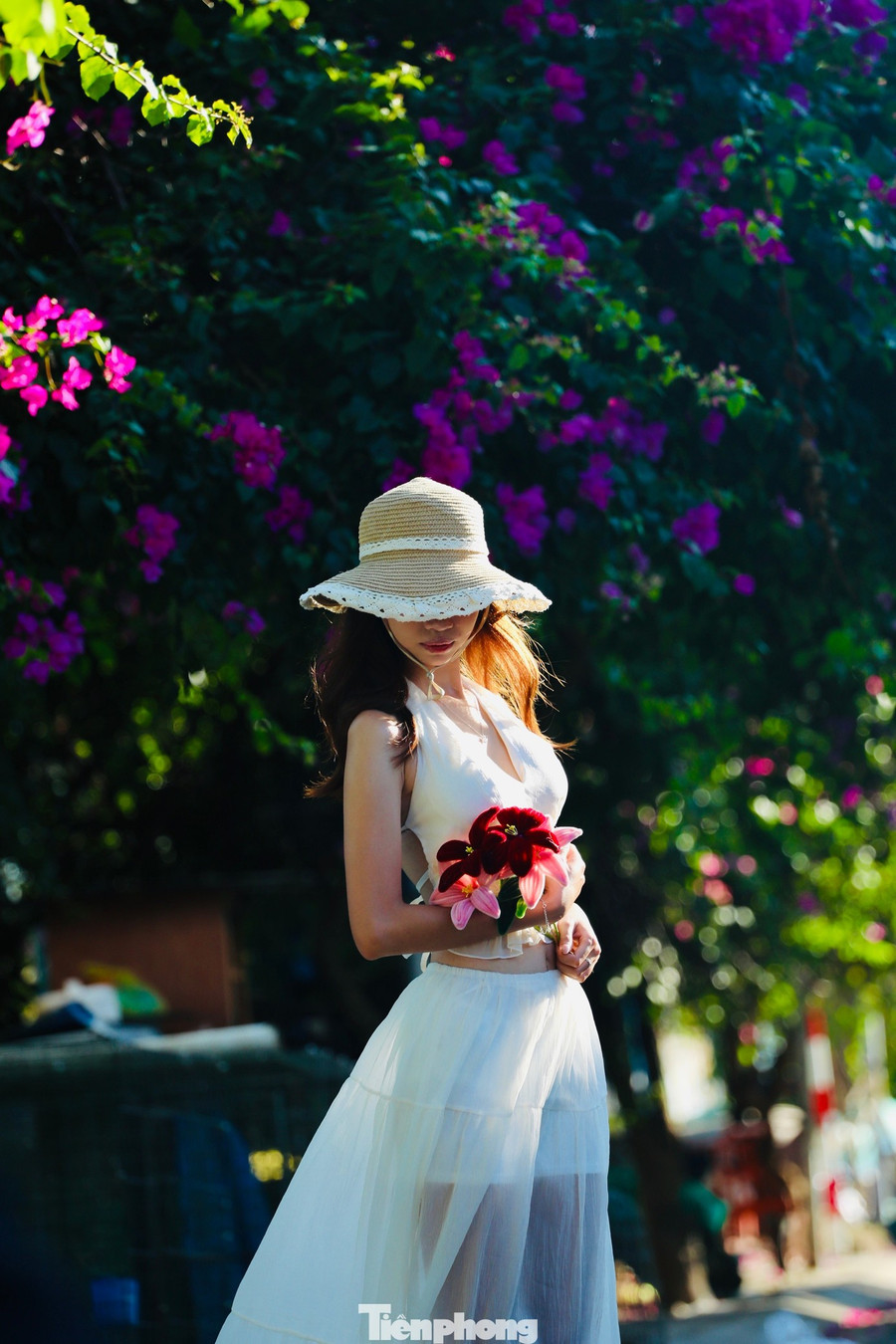 'Thời điểm này hoa giấy chưa nở rộ mà chỉ lưa thưa từng chùm, nhưng chính sự 'chớm mùa' ấy lại tạo nên nét đẹp rất riêng. Vì vậy, bọn em chỉ cần giơ máy lên là đã có ảnh đẹp', Duyên nói.