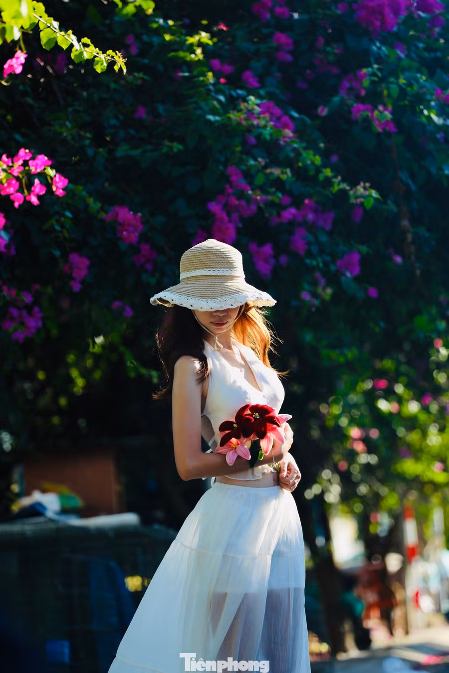 'Thời điểm này hoa giấy chưa nở rộ mà chỉ lưa thưa từng chùm, nhưng chính sự 'chớm mùa' ấy lại tạo nên nét đẹp rất riêng. Vì vậy, bọn em chỉ cần giơ máy lên là đã có ảnh đẹp', Duyên nói.