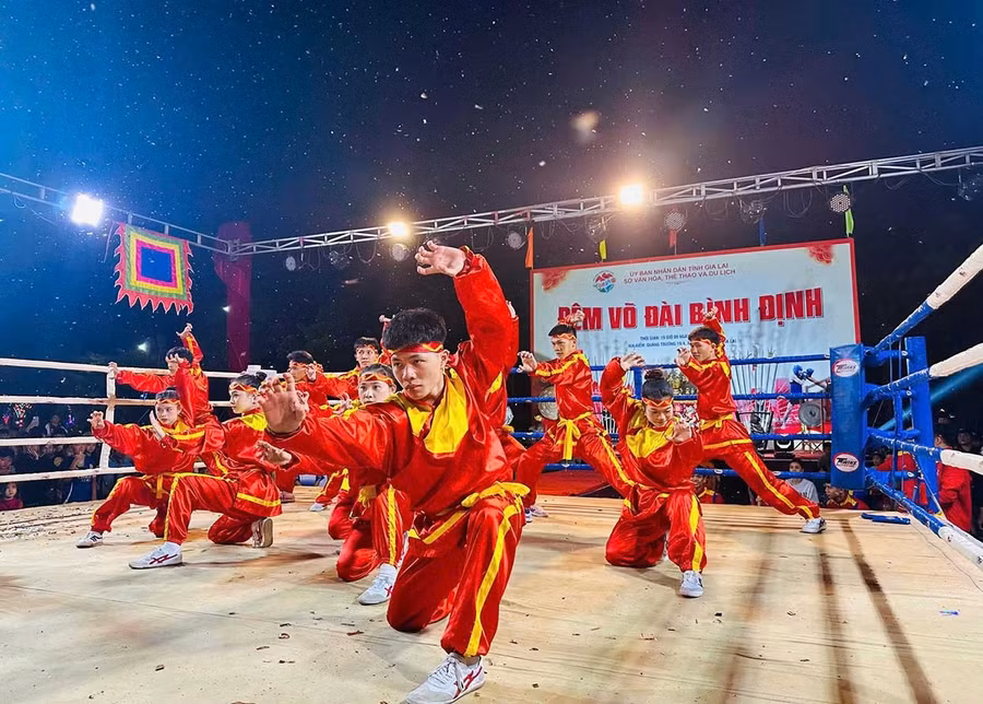 Các tiết mục biểu diễn quyền thuật đặc sắc khuấy động Đêm võ đài Bình Định tại xã Hoài Ân. Ảnh: L.Đ