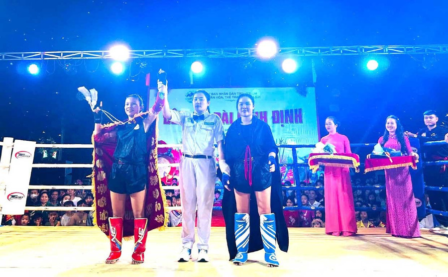 Võ sĩ Bảo Hân (bên trái, võ đường Thái Thành Việt, Hoài Ân) chiến thắng đầy ấn tượng. Ảnh: L.Đ