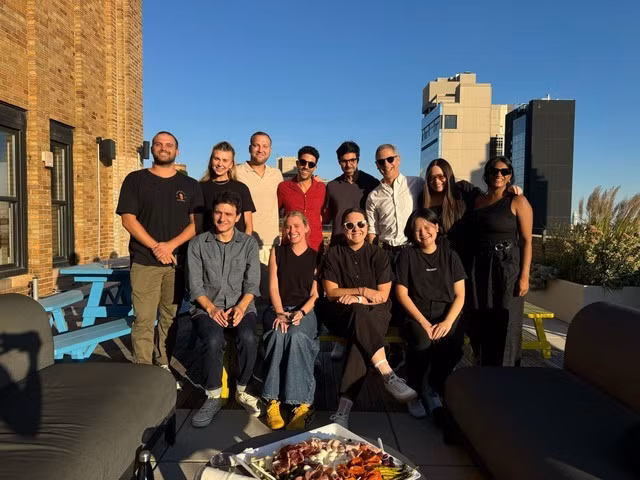 Tường Vi cùng đồng nghiệp. Ảnh: NVCC