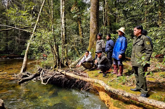 Lực lượng tuần tra rừng nghỉ chân bên con suối