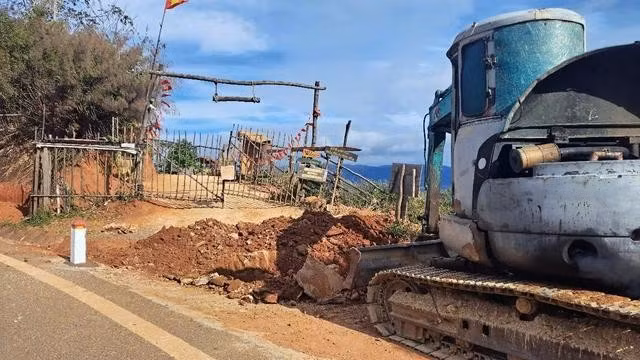 Đoàn kiểm tra triển khai phương tiện san ủi đường vào điểm du lịch View siêu chill, trả lại nguyên trạng vị trí đường tiếp giáp với QL24. ẢNH: ĐỨC NHẬT