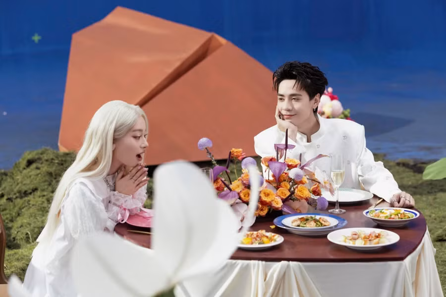 Quang Hùng từ Dễ đến dễ đi (trái) và lột xác ở MV gần nhất.