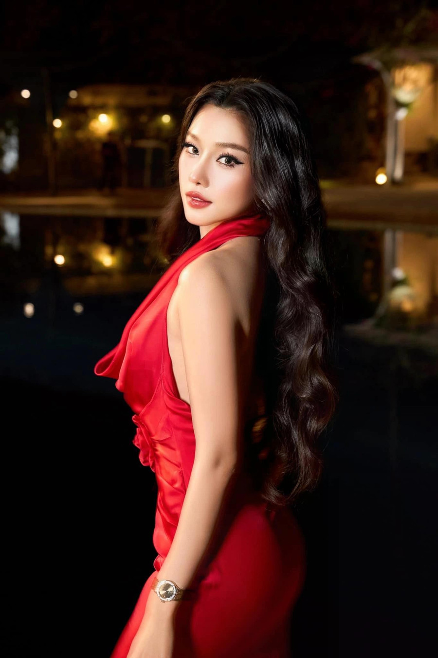 Bùi Thị Thanh Thủy có nhiều kinh nghiệm “chinh chiến” tại các cuộc thi sắc đẹp. Ngoài ra, cô còn được đánh giá cao về tài năng nhờ sở hữu chất giọng “khủng”. Tiếp tục thử sức ở Hoa hậu Hoàn vũ Việt Nam 2025, người đẹp quê Phú Yên mong muốn mang đến hình ảnh trưởng thành, hoàn thiện hơn, từ đó lan tỏa những giá trị tích cực cho cộng đồng. Ảnh: FBNV