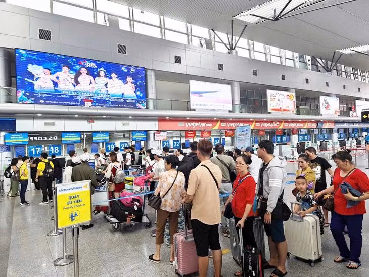 hanh-khach-lam-thu-tuc-check-in-tai-san-bay-anh-cong-trung-nguon-tto.jpg