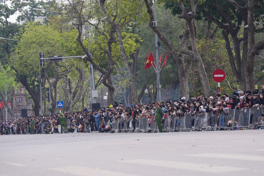 Mỗi màn biểu diễn, được hàng ngàn người dân đứng 2 bên đường Đinh Tiên Hoàng hò reo, cổ vũ